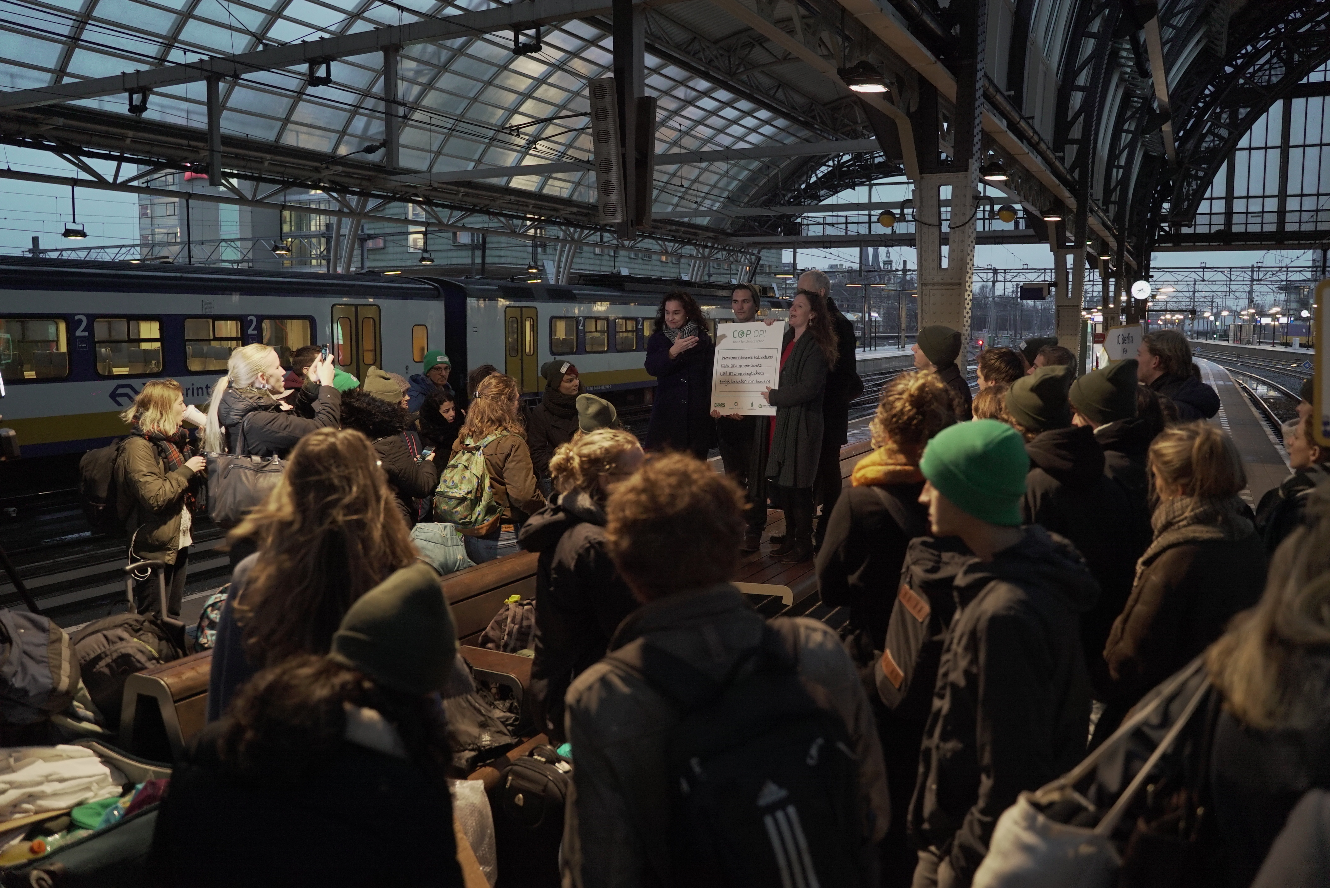 Per trein en bus naar klimaattop Polen om aandacht te vragen voor de klimaatimpact van luchtvaart