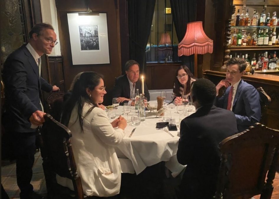 Jongeren dineren en gaan in gesprek met demissionair premier Rutte over klimaatbeleid op COP26